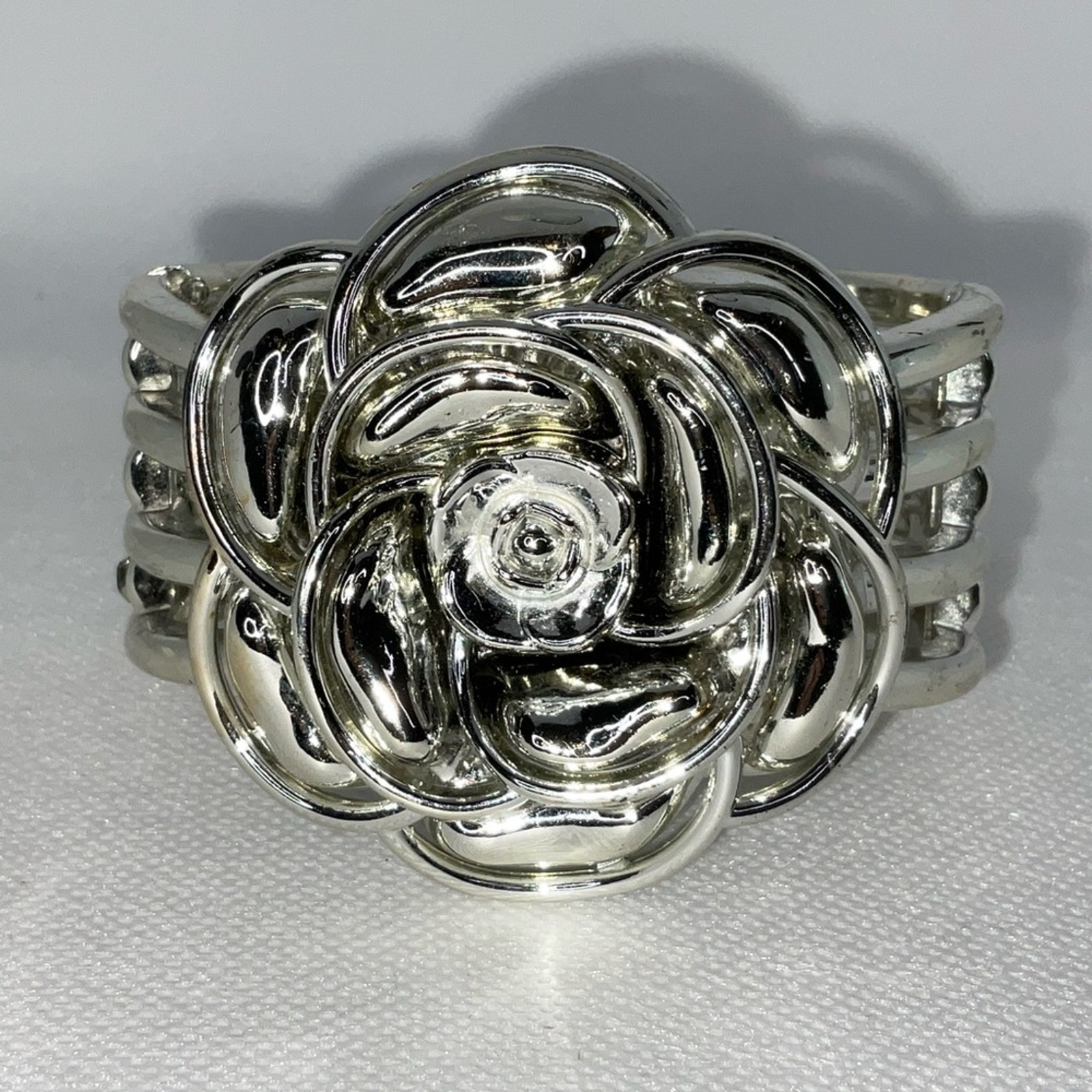 Camille Rose Large Flower Silver Tone Plastic Hinged Cuff Bracelet 3 15$
